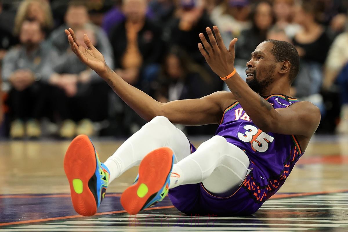 面对重重防守 杜兰特急停干拔拿下两分 面对重重防守 杜兰特急停干拔拿下两分